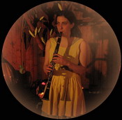 Maud jouant de la clarinette
